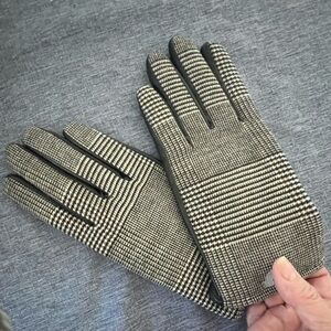 MIXIT Gloves Black and Cream/Gray Plaid Patterned NWOT Sz S/M